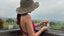 mujer en bali con paisaje de fondo tomando productos BlauVerde