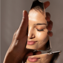 ¡Mira cómo luce esta mujer mientras practica el beauty layering! Descubre sus beneficios en nuestro blog.