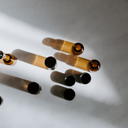 Botellas y una pequeña botella en una superficie blanca. ¡Son perfectas para conservantes en cosméticos!