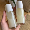 Una persona sostiene dos de deshorante blanco natural. ¡Conoce la fórmula natural de tu desodorante y cuida tu piel!