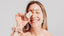 mujer sonriendo con suero equilibrante