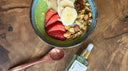 smoothie bowl de aguacate y chicharo, granola y fresas
