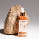 Nuestro Suero Equilibrante ayuda en equilibrar la producción de grasa y suaviza imperfecciones y el aspecto de las arrugas. Es el suero perfecto para obtener un glow radiante y sano.