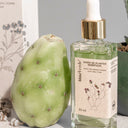 El Suero de Plantas Desérticas contiene la mejor selección de las plantas creciendo en el desierto, como el agave, el aloe vera, la tuna y la doradilla. Humecta la piel profundamente, suaviza y previene los signos del envejecimiento prematuro y tiene efecto refrescante.