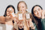 Descubre nuestro blog para aprender sobre tu rutina facial perfecta con productos sostenibles, sin tóxicos y resultados reales. 