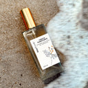 Nuestro Tónico Purificante contiene Niacinamida, Zinc, Sauce Blanco y Tepezcohuite. Es tu mejor aliado para combatir granos y espinillas, mejorar tu tono y textura de piel y mantener la piel firme. Llévalo a cualquier lugar en su envase de vidrio de 100ml, perfecto para el avión. 