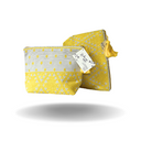 Cosmetiquera en amarillo vibrante y beige, con patrones bordados y borlas decorativas. Perfecta para llevar tus esenciales con un toque artesanal