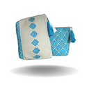 Cosmetiquera de tela bordada en azul claro y beige, con patrones inspirados en la naturaleza. Un accesorio elegante y funcional para el día a día