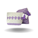 Cosmetiquera hecha a mano con bordados en color morado y beige. Un diseño sofisticado con detalles únicos y borlas decorativas.