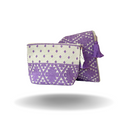 Cosmetiquera de tela con bordados en color morado y beige, con patrones geométricos tradicionales. Un accesorio con encanto artesanal