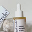 Descubre nuestro nuevo producto: Un Suero Retinol con 0.15% puro Retinol. Esteres de Retinol y Carotenoides Naturales de la zanahoria. La fórmula es vegana, sin crueldad animal y hecho de activos de alta calidad. La textura del suero es oleoso a base de escualeno y aceite de semilla de jojoba.