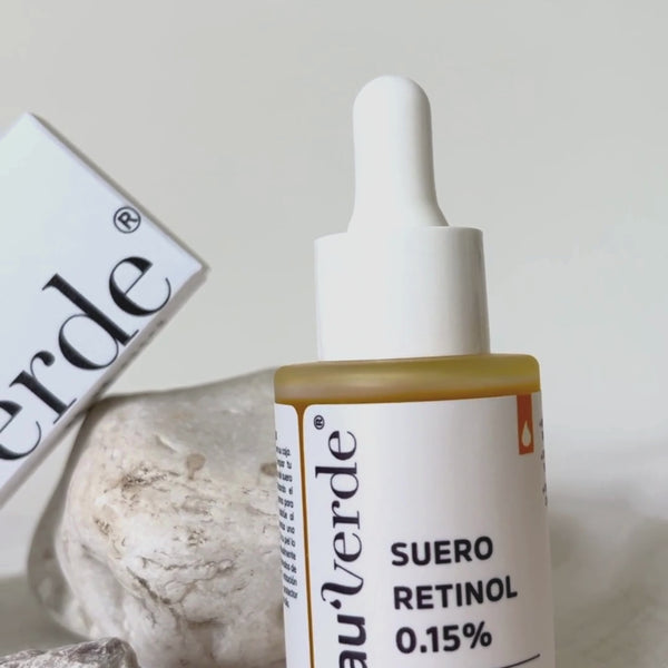 Descubre nuestro nuevo producto: Un Suero Retinol con 0.15% puro Retinol. Esteres de Retinol y Carotenoides Naturales de la zanahoria. La fórmula es vegana, sin crueldad animal y hecho de activos de alta calidad. La textura del suero es oleoso a base de escualeno y aceite de semilla de jojoba.